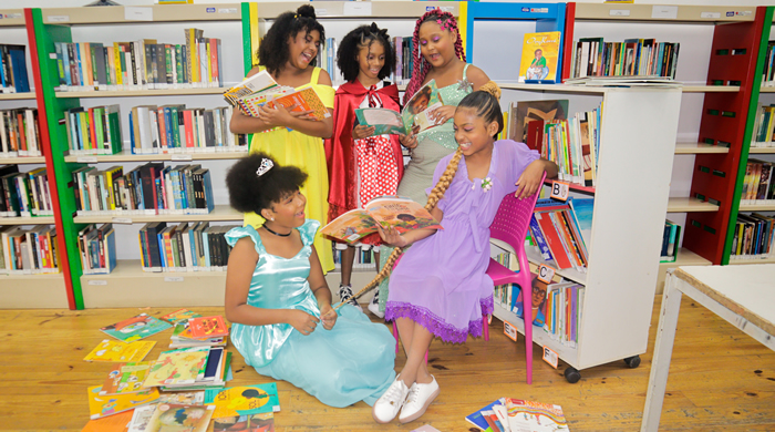 Garotas negras se vestem como personagens de contos infantis para editorial do Festival Literário Pretinhas